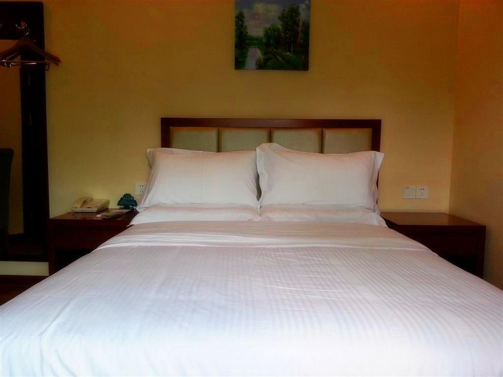 Greentree Inn Sanya He Ping Street Hotel Номер фото